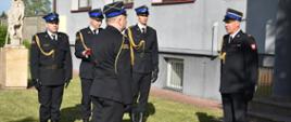 Zdjęcie obrazuje dowódcę uroczystości który składa meldunek Zastępcy Komenda Powiatowego PSP w Skarżysku-Kamiennej na okoliczność rozpoczęcia uroczystości związanej z podniesieniem flagi państwowej.