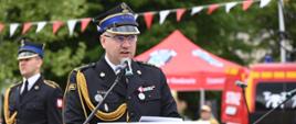 Komendant Powiatowy przemawia do obecnych podczas uroczystości z mównicy