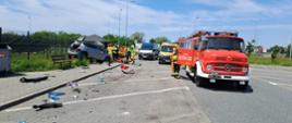 Rozbita osobówka i służby ratunkowe. W tle radiowóz ITD, ambulans, i pojazd straży pożarnej