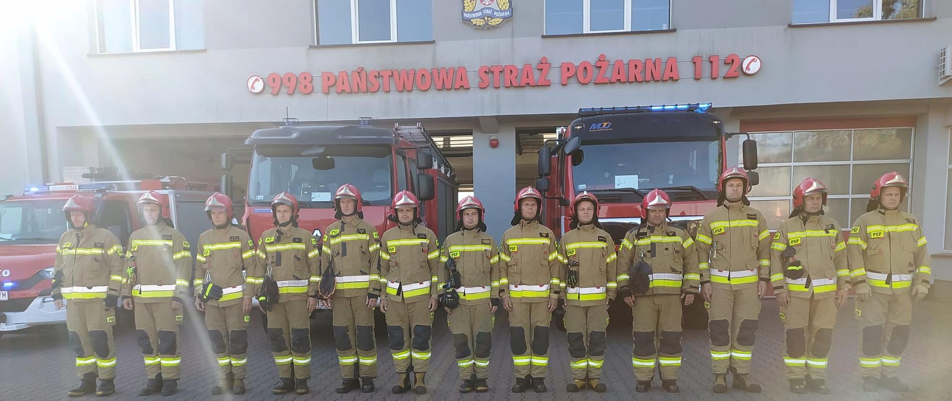 7 sierpnia 2022r. o godz. 8.00 przasnyscy strażacy z KP PSP oraz druhowie OSP z powiatu przasnyskiego minutą ciszy oddali hołd strażakowi z Komendy Głównej Państwowej Straży Pożarnej.
Wczorajszego dnia tj. 6 sierpnia 2022r. doszło do wypadku samochodu straży pożarnej wracającego z działań przy pożarze w m. Osła (woj. dolnośląskie). Samochodem jechało trzech strażaków Komendy Głównej PSP. W wyniku nieszczęśliwego wypadku, jeden z funkcjonariuszy poniósł śmierć, a dwóch zostało rannych.
Opracowanie: asp. Rafał Sekuna
Zdjęcia: KP PSP Przasnysz