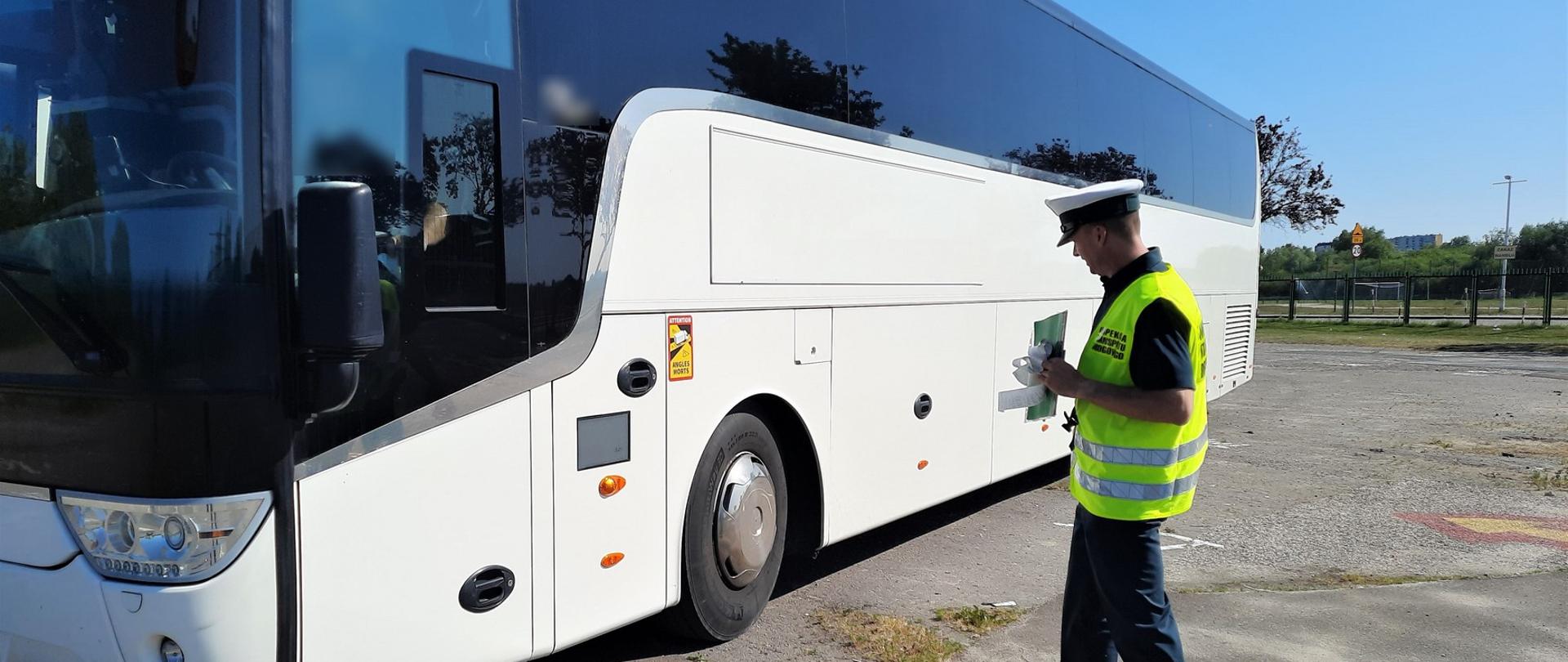 Kontrola autokaru dowożącego dzieci