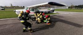 Ćwiczenia na lotnisku w Kaniowie: udzielanie pomocy rannemu z samolotu