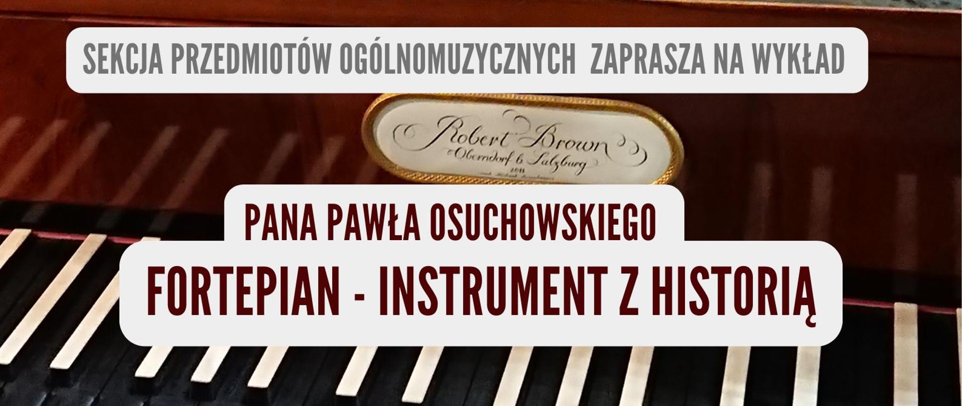Plakat wykładu Fortepian - instrument z historią, który poprowadzi pan Paweł Osuchowski 15.10.2025 godz.16.00. Tłem plakatu jest replika fortepianu Roberta Browna zbudowana w Oberndorfie koło Salzburga w 1805 roku. Klawisze fortepianu są czarno-białe, a instrument jest w kolorze jasnego mahoniu. 