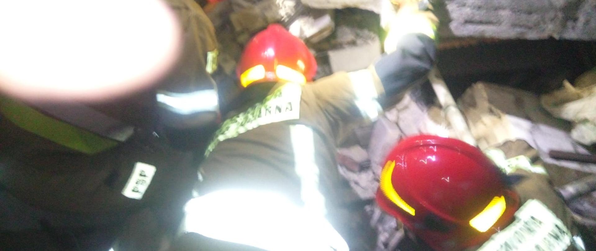 Na zdjęciu strażacy prowadzący działania ratownicze