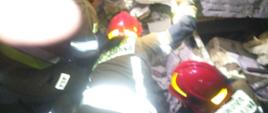 Na zdjęciu strażacy prowadzący działania ratownicze