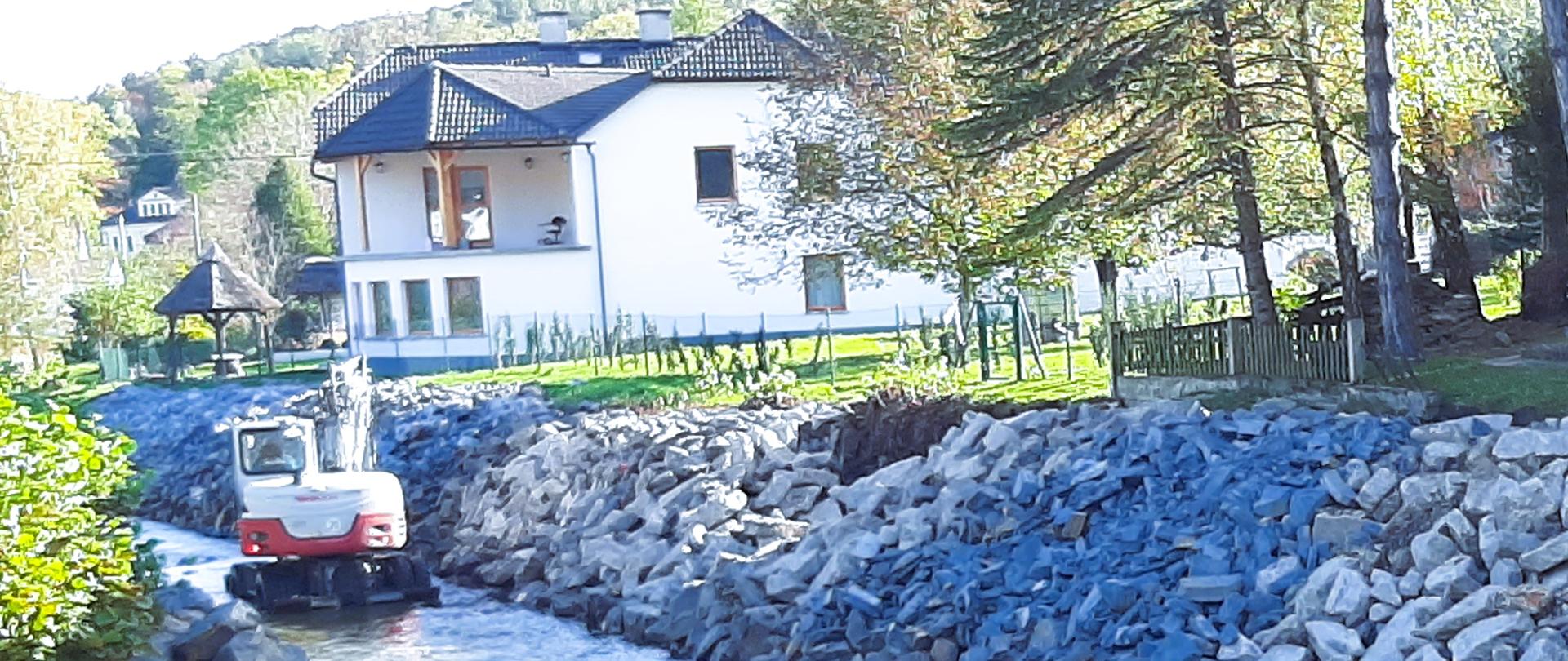 Awaryjna naprawa szkód powodziowych w korycie Złotego Potoku, zdjęcie ilustracyjne z już wykonanych prac