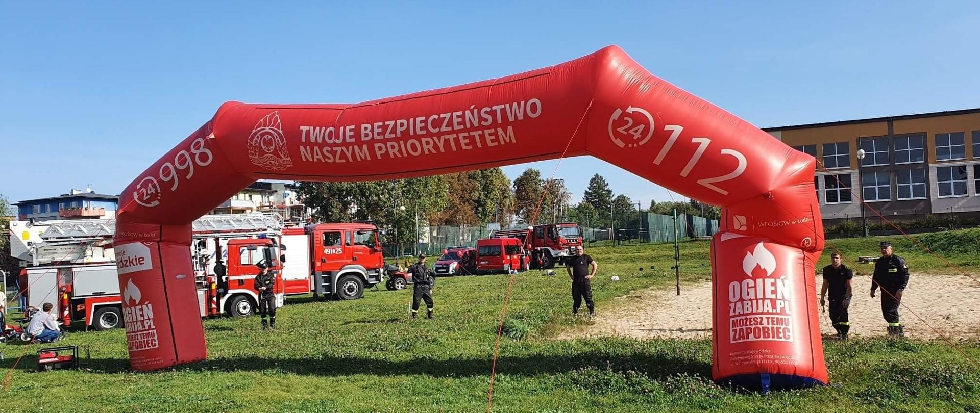 Zdjęcie przedstawia baner kampanii z napisem "Twoje bezpieczeństwo naszym priorytetem".
