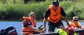 Strażacy ćwiczący na akwenach wodnych