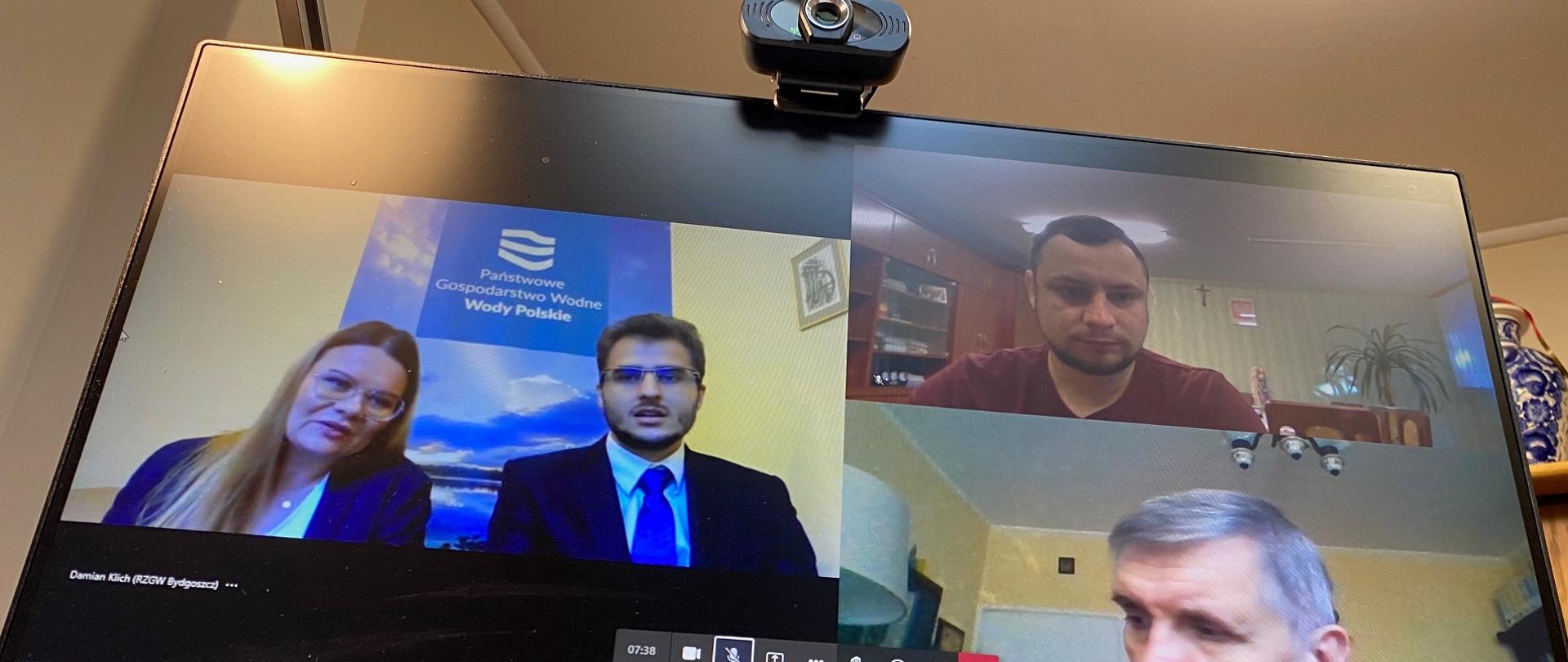 Widok na monitor komputera w czasie wideo spotkania.