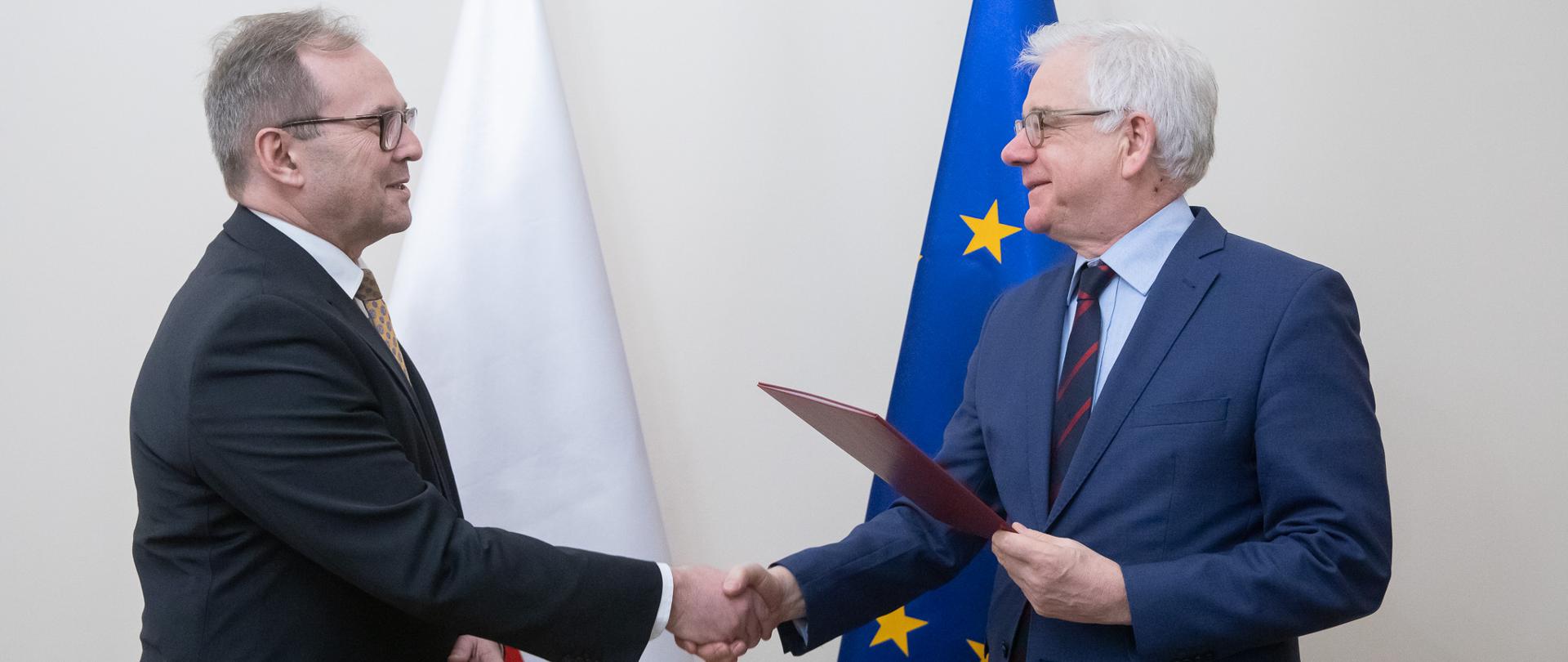 Minister Jacek Czaputowicz w imieniu Prezydenta RP wręczył Adamowi Hałacińskiemu nominację na stanowisko Ambasadora Nadzwyczajnego i Pełnomocnego RP – Stałego Przedstawiciela RP przy Organizacji Bezpieczeństwa i Współpracy w Europie w Wiedniu.