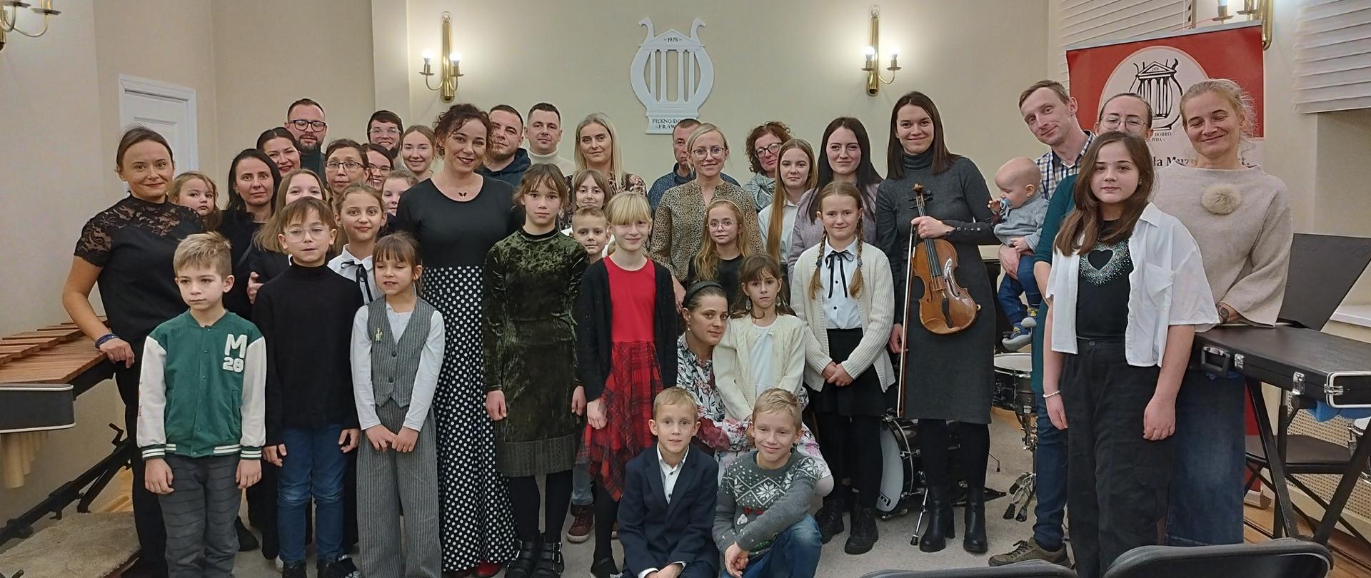 Uczniowie, Rodzice oraz Nauczyciele obecni na koncercie. Zdjęcie wykonane w auli szkoły.