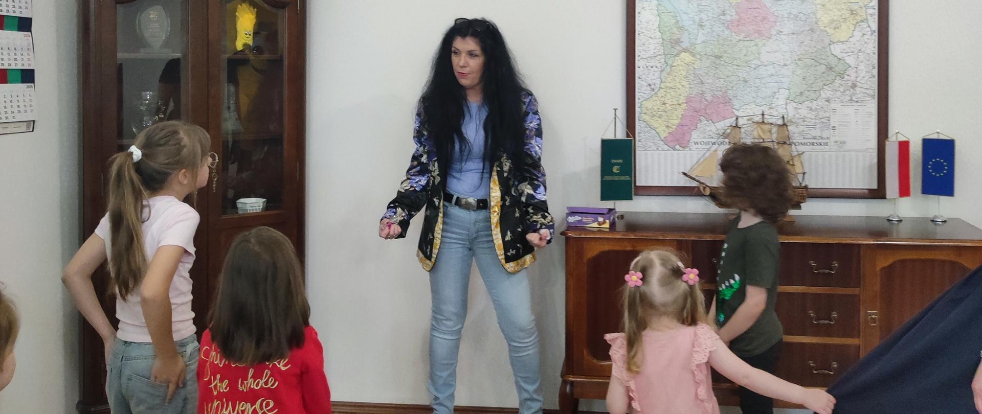 Dzieci odwiedzają gabinet Pani Inspektor.