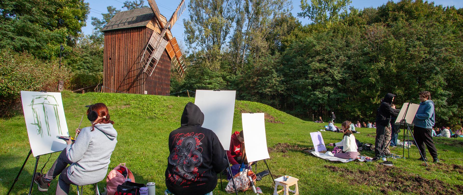 02.10.2025 Katowice / Chorzow .
Dwudziesty jubileuszowy piknik malarski Sielskie Klimaty imienia Andrzeja Makowskiego organizowany przez Liceum Plastyczne imienia Jozefa Pankiewicza w Katowicach na terenia Gornoslaskiego Parku Etnograficznego - Skansenu w Parku Kultury w Chorzowie
n/z: Przebieg pleneru , uczestnicy .
fot Tomasz Griessgraber
