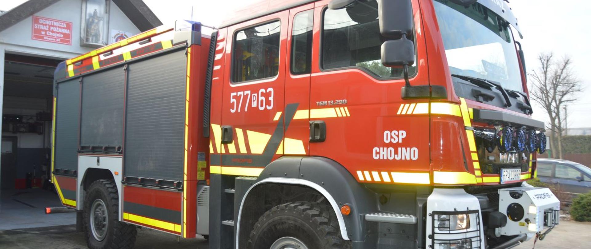 Nowy wóz w OSP Chojno. Plac przed remizą OSP Chojno. Na placu stoi nowy średni wóz ratowniczo-gaśniczy marki MAN. Widok z prawego przedniego boku. W tle remiza.