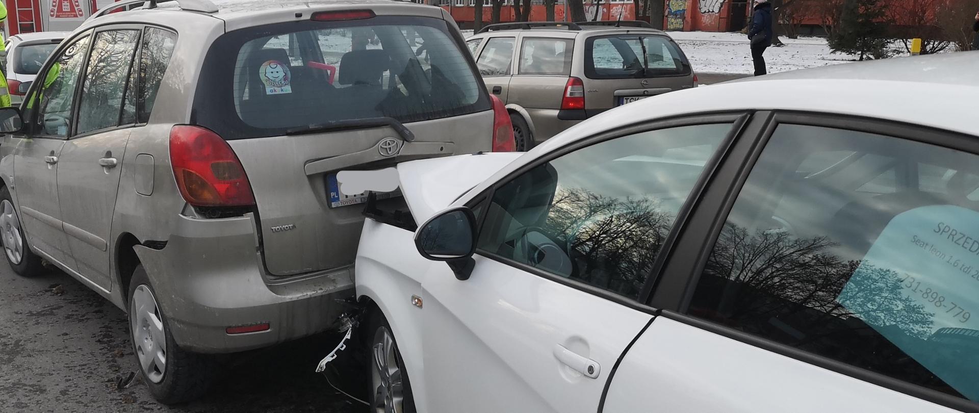 Na zdjęciu widzimy dwa auta osobowe biorące udział w kolizji. 