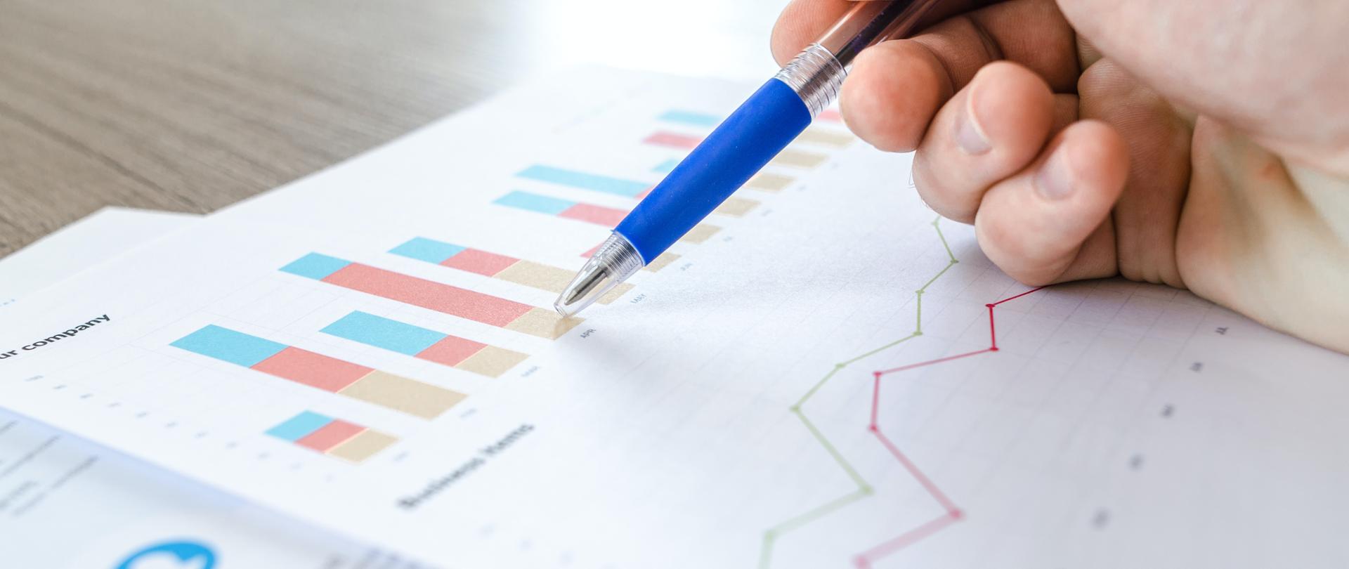 Zdjęcie przedstawia kartkę ze statystyka