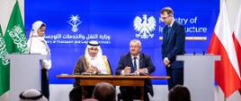 Minister infrastruktury Andrzej Adamczyk wraz ze swoim saudyjskim odpowiednikiem Salehem Al-Jasserem w trakcie podpisywania umowy o komunikacji lotniczej między oboma państwami