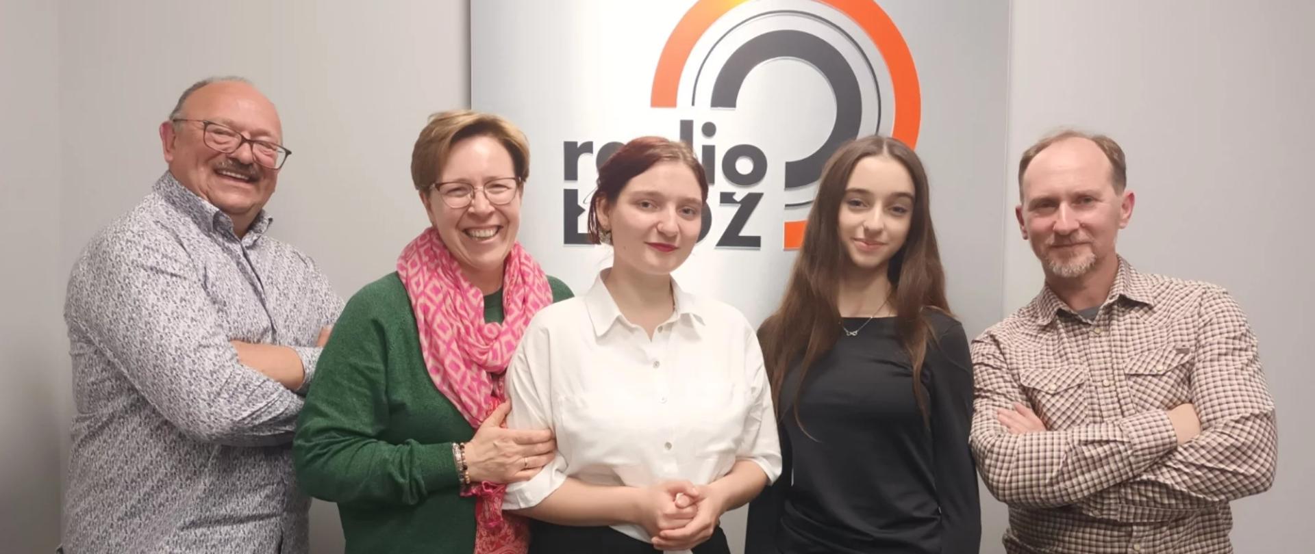  na zdjęciu na tle logo Radio Łódź od lewej: prezes AZS Łódź Lech Leszczyński, prof. Akademii Muzycznej w Łodzi Magdalena Kling-Fender, studentka Akademii Muzycznej Wiktoria Gołębiowska, uczennica Ogólnokształcącej Szkoły Baletowej im. Feliksa Parnella w Łodzi Lena Oczko, wicedyrektor ds. artystycznych Ogólnokształcącej Szkoły Baletowej im. Feliksa Parnella w Łodzi Wojciech Domagała