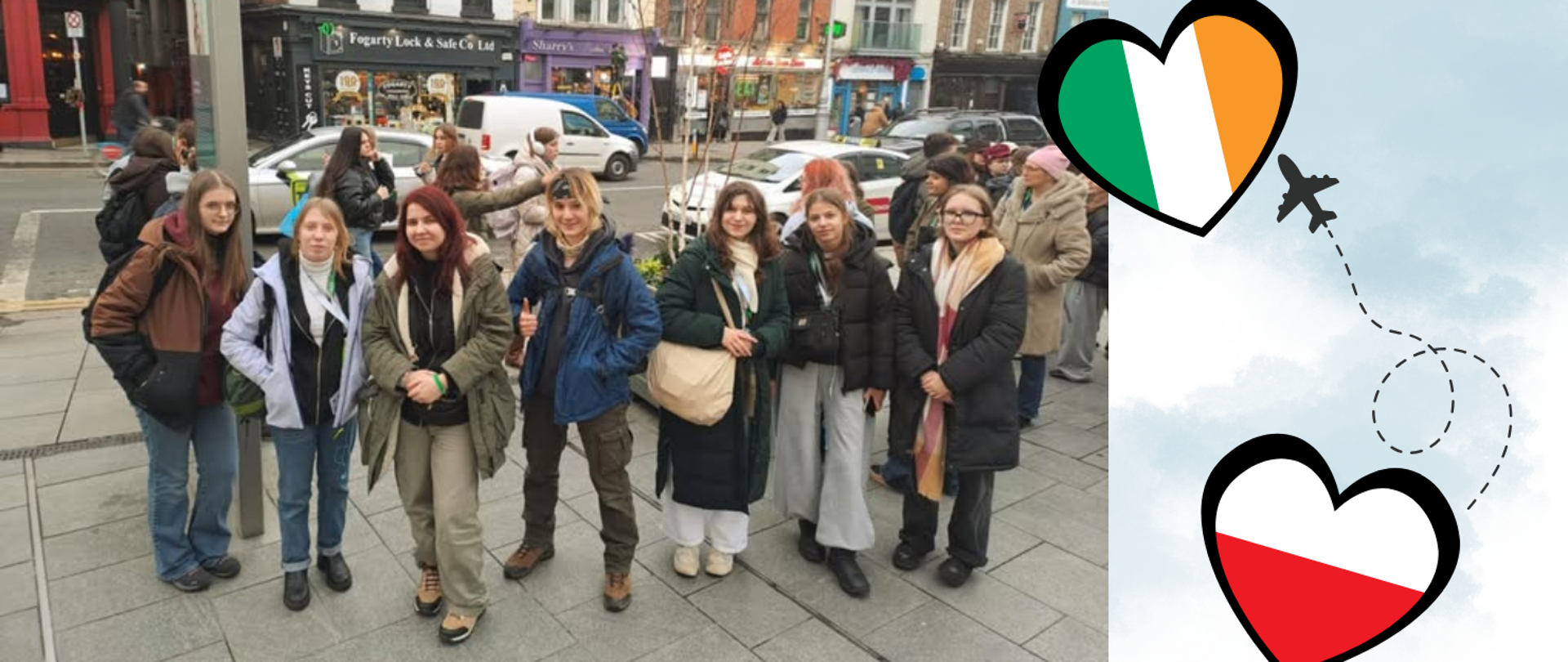 Wielobarwna grafika. Zdjęcie grupy uczniów biorącej udział w wycieczce do Irlandii. Po prawej stronie flagi Irlandii i Polski umieszczone w sercach. Graficznie ukazany przelot samolotem. W tle niebo z chmurami