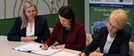Podpisanie umowy przez prezes zarządu NFOŚiGW Dorotę Zawadzką-Stępniak, Annę Mieczkowską, Przewodniczącą Zarządu i Mirosława Terleckiego, Członka Zarządu Związku Miast i Gmin Dorzecza Parsęty.