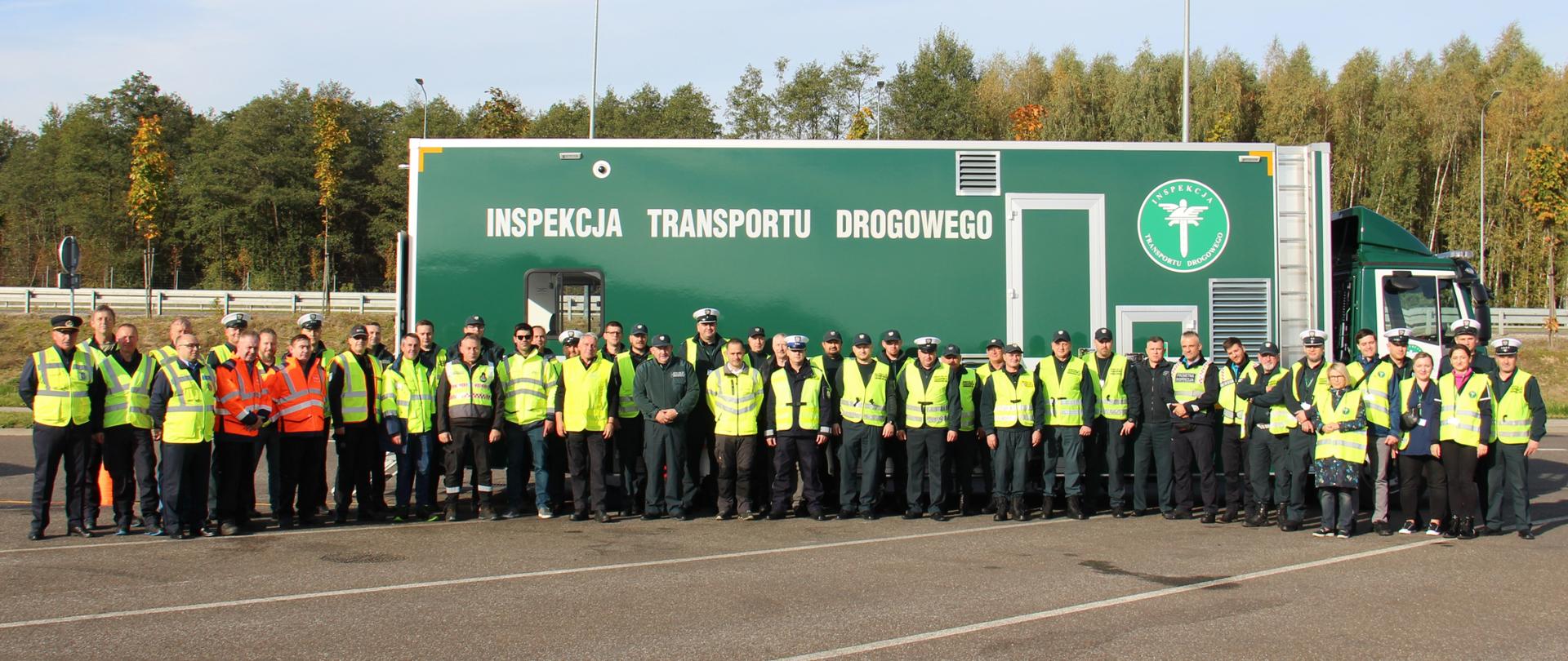 Międzynarodowe warsztaty TECHCA w Radomiu. Wszyscy uczestnicy szkolenia w trakcie wspólnych kontroli pojazdów koło Radomia.