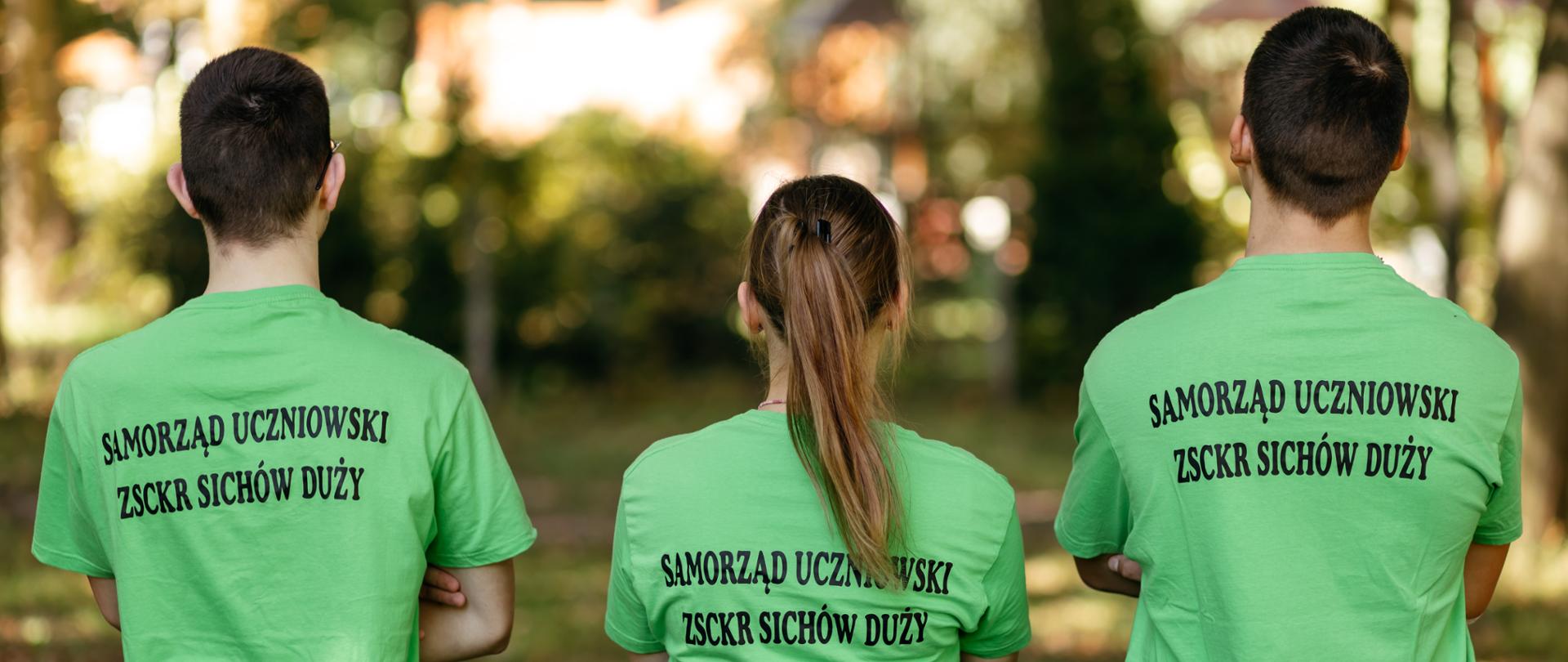 zdjęcie samorządu uczniowskiego, widać plecy dwóch chłopców i jednej dziewczyny