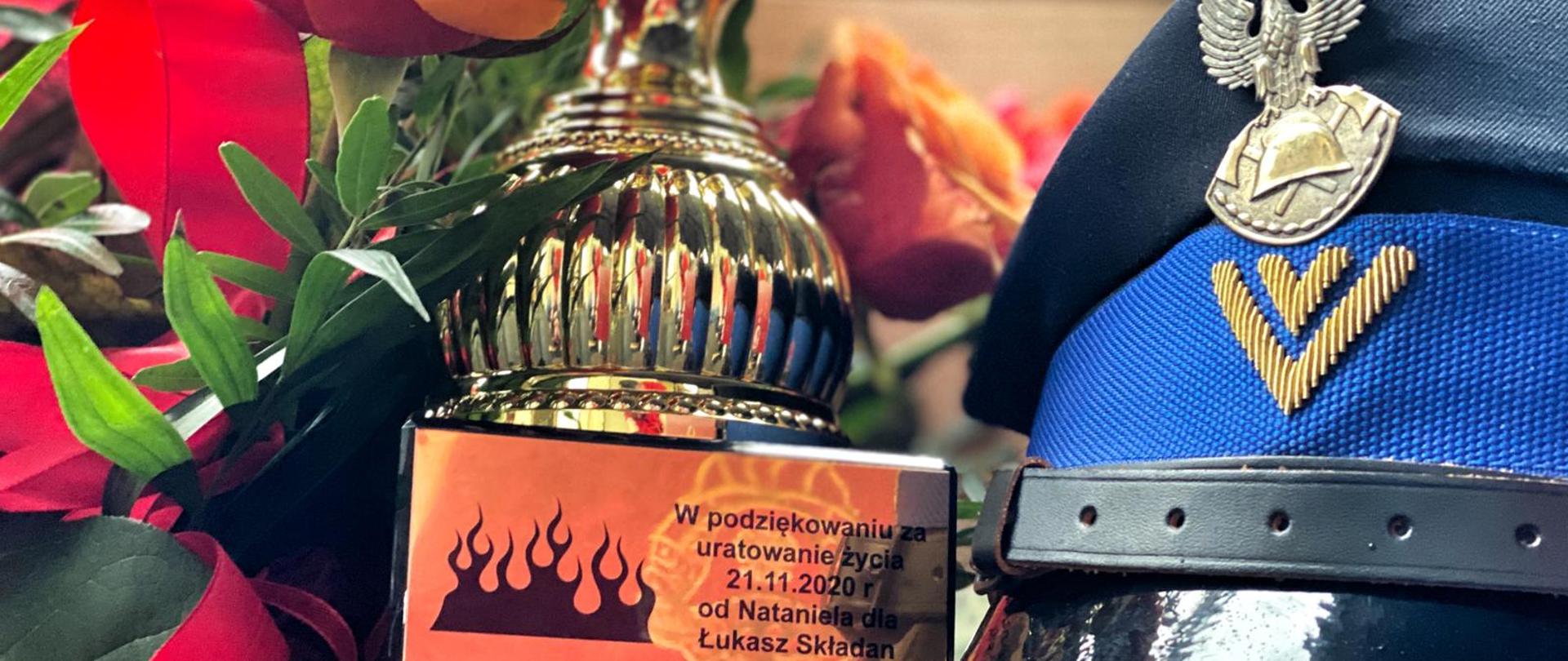 czapka_strażacka_rogatywka_puchar_z_wygrawerowanym_tekstem_podziękowania_za_uratowanie_życia
