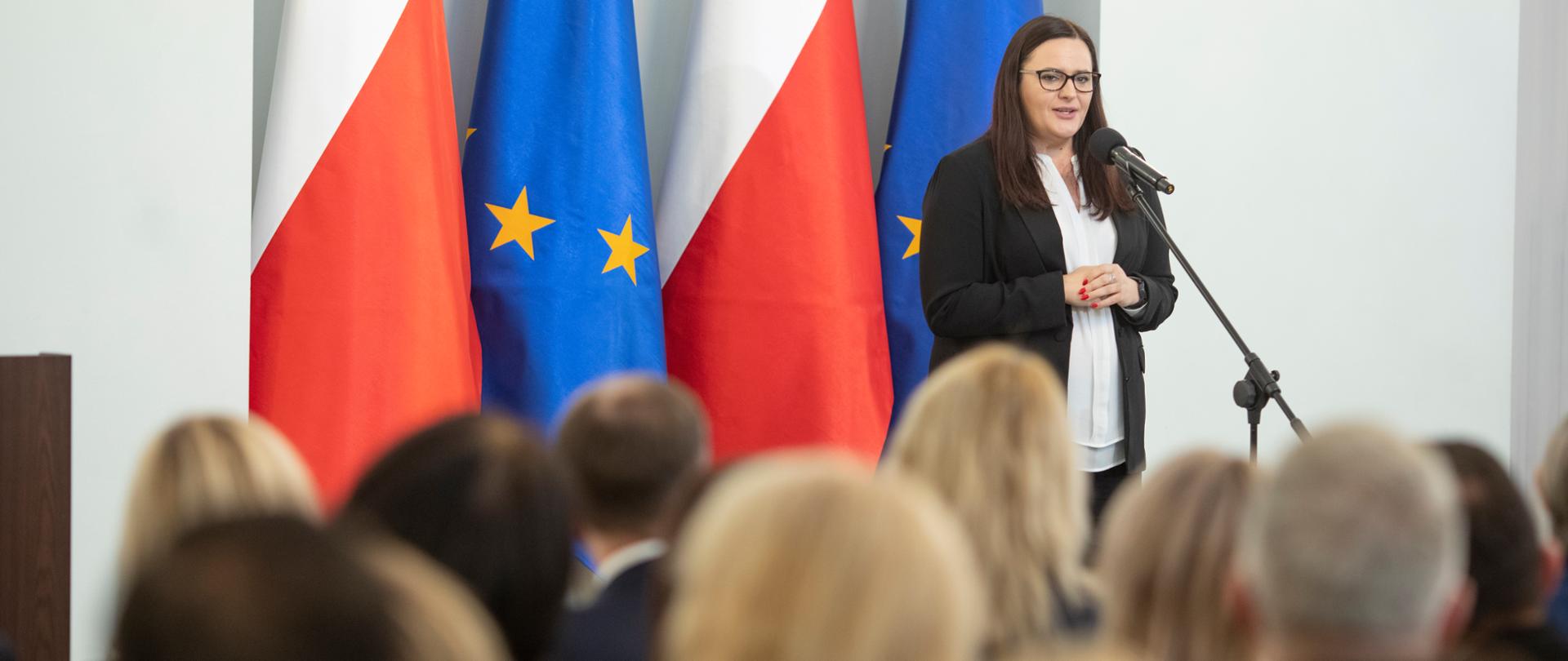 Minister Małgorzata Jarosińska-Jedynak podczas konferencji dotyczącej Centrum Usług Społecznych