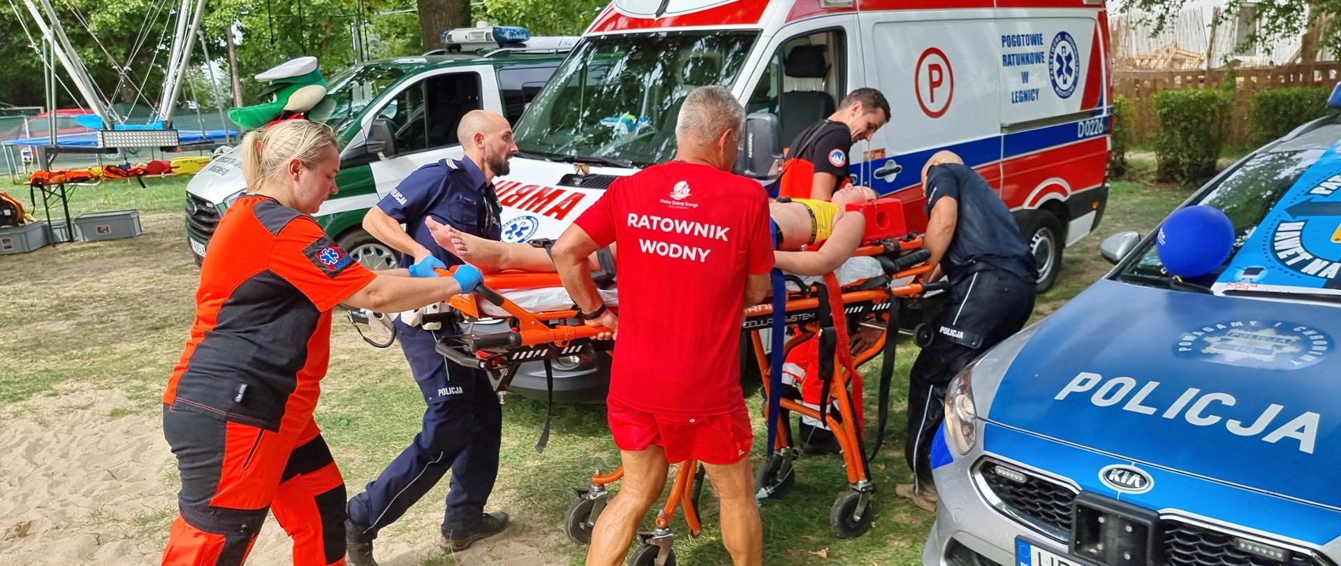 Na zdjęciu widać służby oraz uczestników Pikniku Bezpieczeństwa, który odbył się 19 sierpnia 2022 roku w Jezierzanach. 