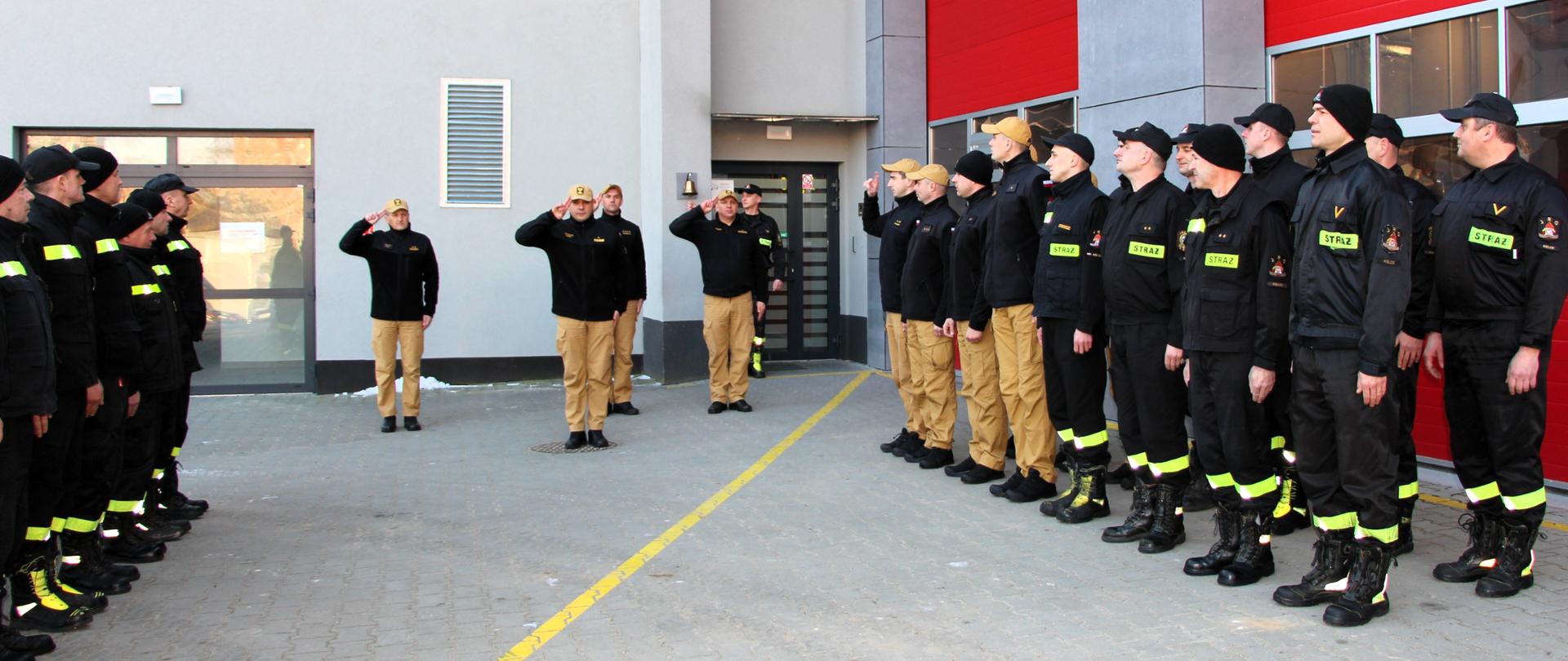 Zdjęcie przedstawia Świętokrzyskiego Komendanta Wojewódzkiego, który przyjmuje przekazanie służby kolejnej zmianie.