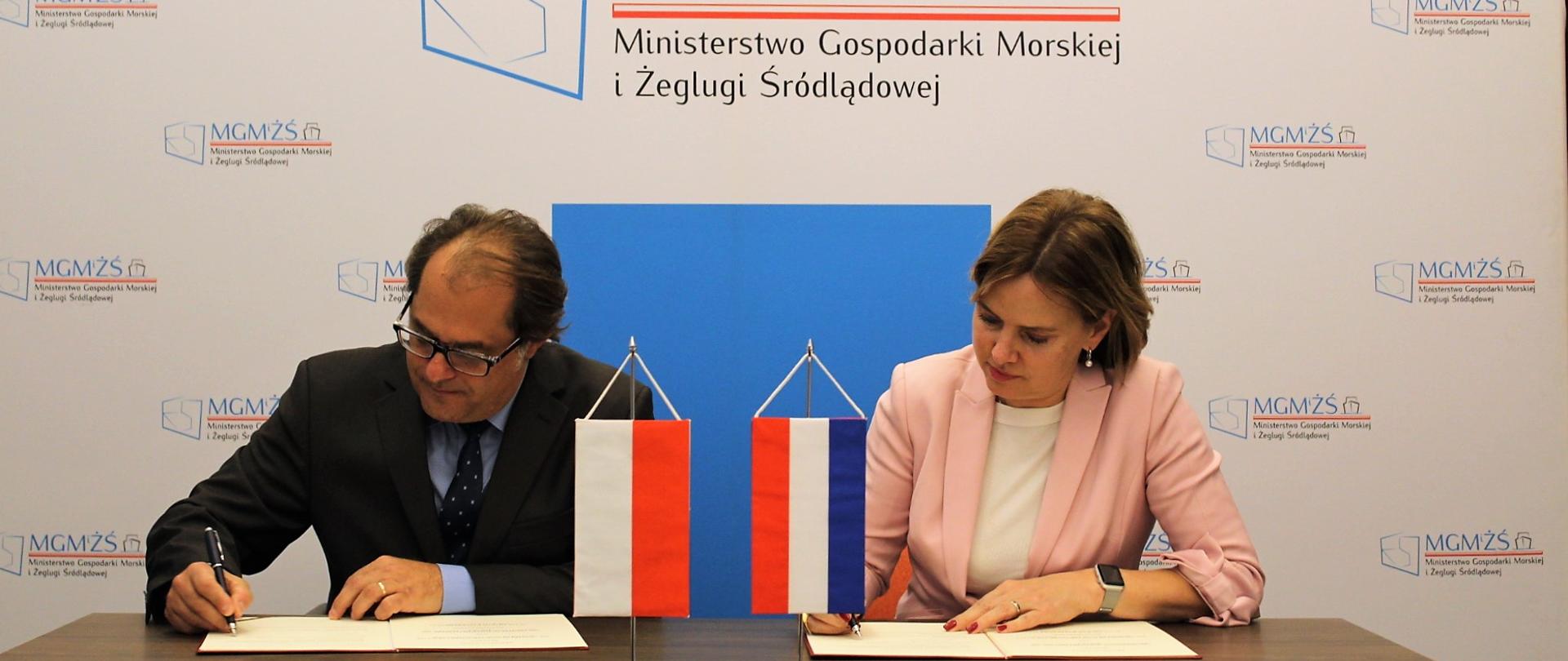 Minister Marek Gróbarczyk oraz Minister Cora van Nieuwenhuizen podpisują memorandum o współpracy polsko-holenderskiej 