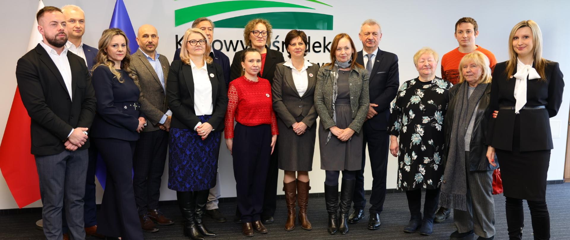 Fundusze Europejskie na Pomoc Żywnościową 2021-2027 Podprogram 2025 – zdjęcie grupowe z przedstawicielami Federacji Polskich Banków Żywności, Polskiego Komitetu Pomocy Społecznej i Polskiego Czerwonego Krzyża, a także przedstawicielami Departamentu Wspierania Konsumpcji KOWR