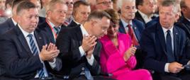 Wiceminister Jadwiga Emilewicz siedzi w pierwszym rzędzie obok prezydenta RP Andrzeja Dudy. 