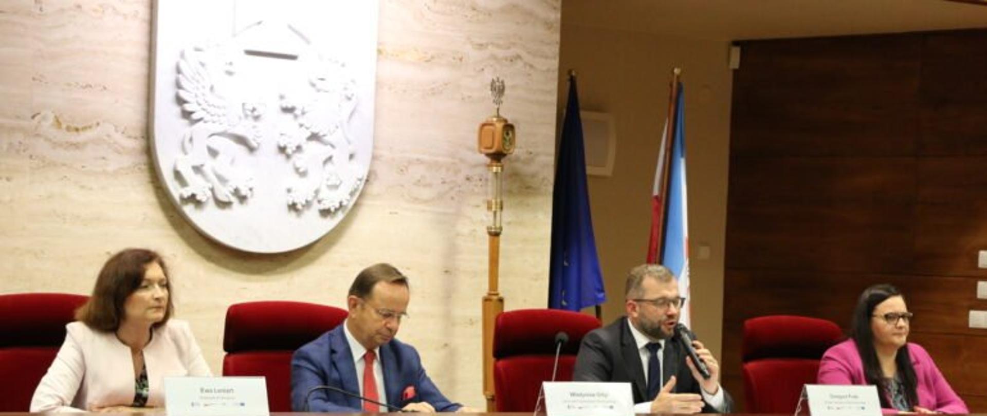 Przy stole prezydialnym od lewej siedzą wojewoda podkarpacki Ewa Leniart, marszałek województwa podkarpackiego Władysław Ortyl, minister funduszy i polityki regionalnej Grzegorz Puda oraz wiceminister Małgorzata Jarosińska-Jedynak