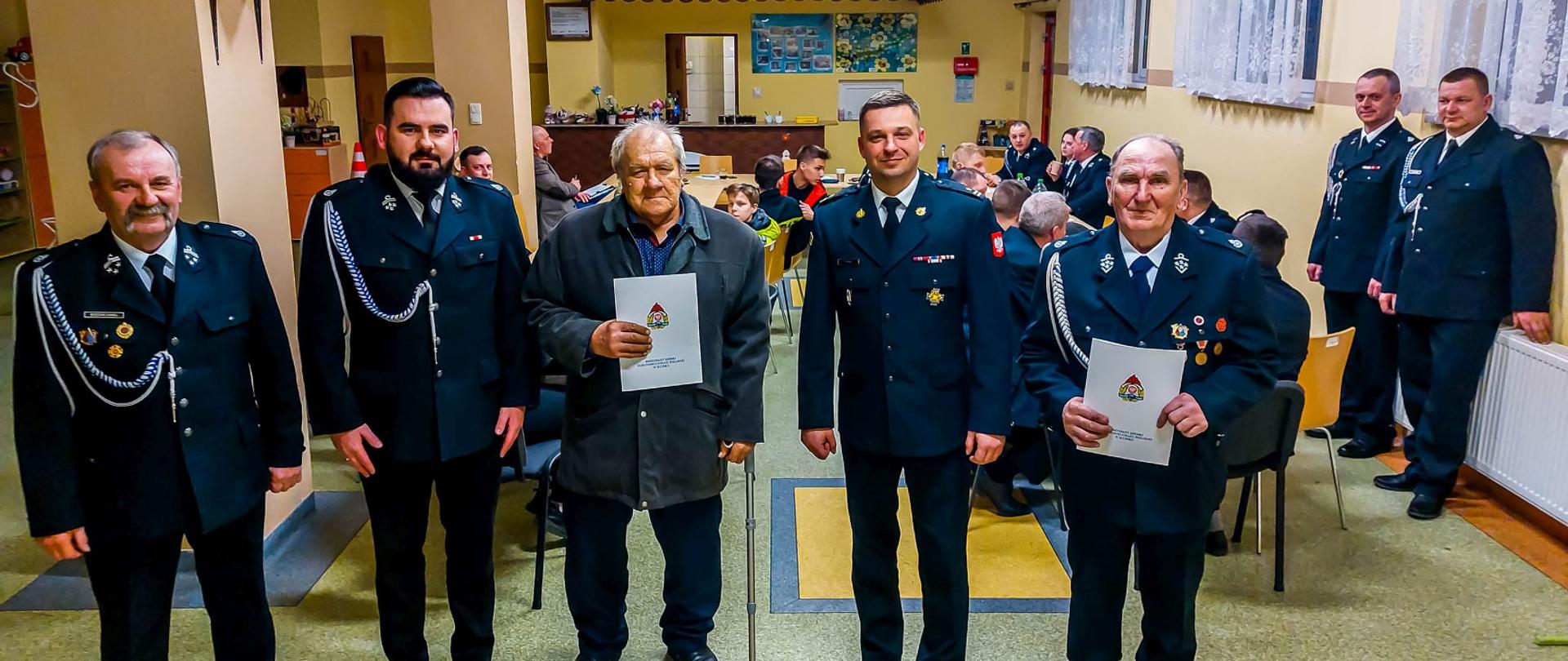 Zdjęcie przedstawia Komendanta Miejskiego PSP w Słupsku, który wręczył podczas zebrań decyzje o przyznaniu świadczenia ratowniczego Druhom z regionu słupskiego.