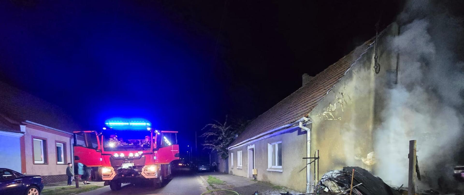 zdjęcie przedstawia pogorzelisko oraz pojazd pożarniczy