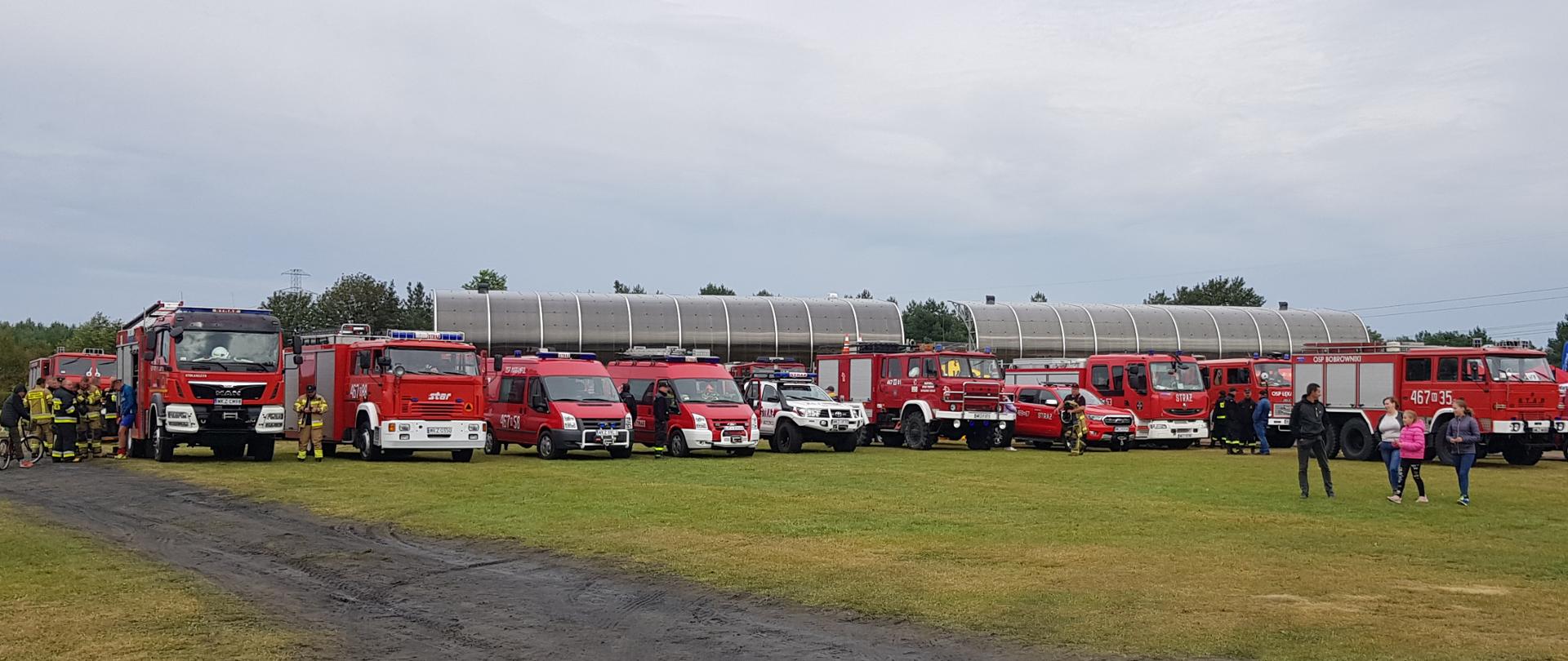 na boisku sportowym zgromadzone samochody strażackie