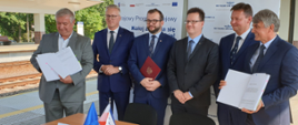 Wiceminister A. Bittel uczestniczył w podpisaniu umowy na peronie kolejowym w Zielonce