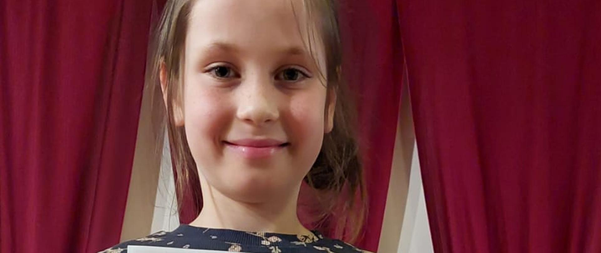 Dziewczynka trzyma dyplom III miejsce