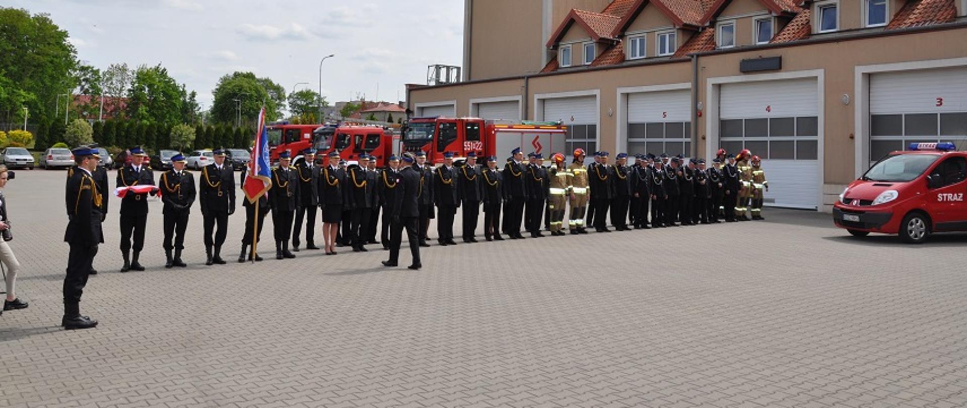 Zdjęcie przedstawia strażaków KP PSP Szczytno oraz druhów OSP z powiatu szczycieńskiego podczas uroczystego apelu z okazji Dnia Strażaka w KP PSP w Szczytnie- zdjęcie 2