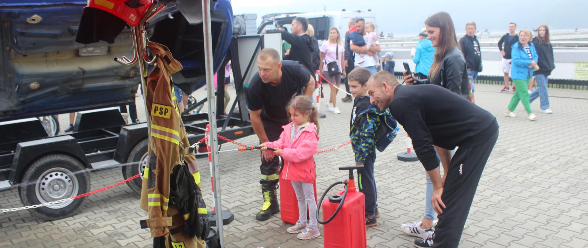 Zdjęcie przedstawia strażaków JRG Lesko na pikniku „Bezpieczne Wakacje”.