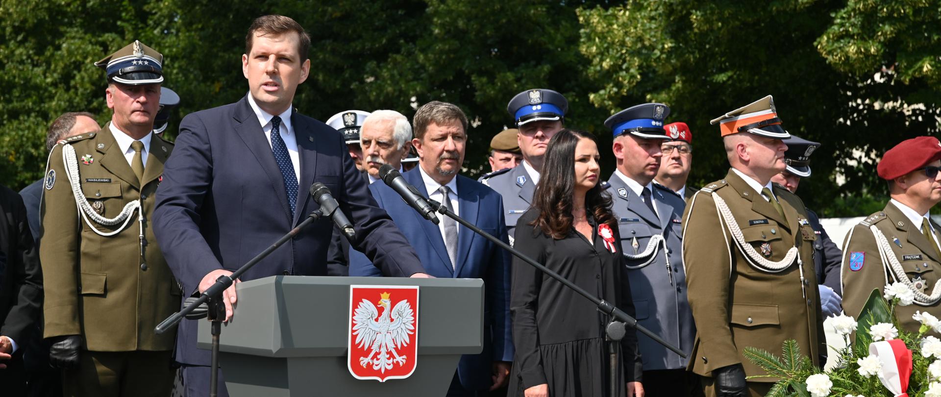 Łódzkie Obchody Święta Wojska Polskiego. Przemawia wojewoda łódzki Tobiasz Bocheński. 