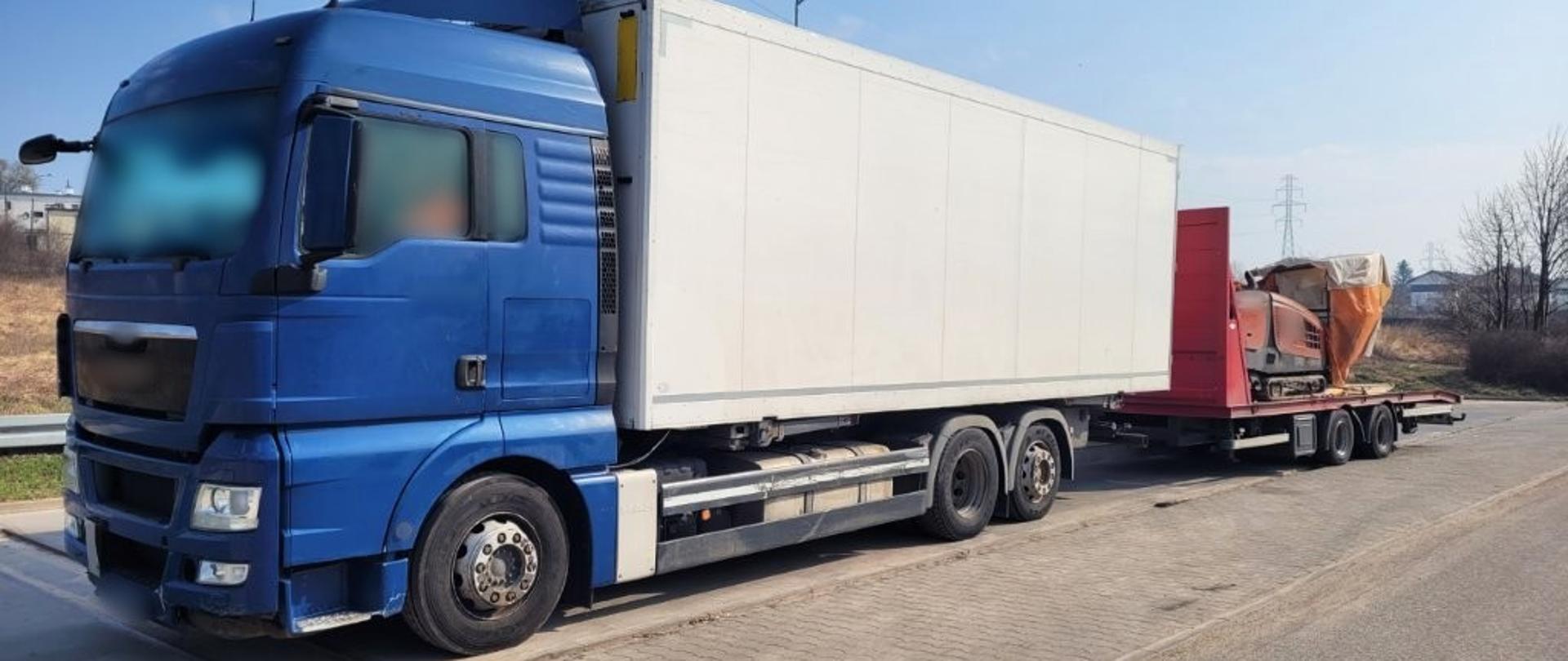 Od lewej: samochód ciężarowy z podpiętą przyczepą. Na przyczepie jest przewożona wiertnica.