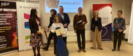 W dniu 25 kwietnia 2024 odbył się VII Ogólnopolski Konkurs Gitarowy "Młodzi czarodzieje gitary" w Dobczycach. Uczennica naszej szkoły Amelia Lewkowicz z klasy IV/6 pani Iwony Grabowskiej zajęła II miejsce w gr. III. Na zdjęciu Amelia stoi wraz z jurorami konkursu, dyrekcją szkoły. Trzyma nagrodę - pokrowiec gitarowy i dyplom.