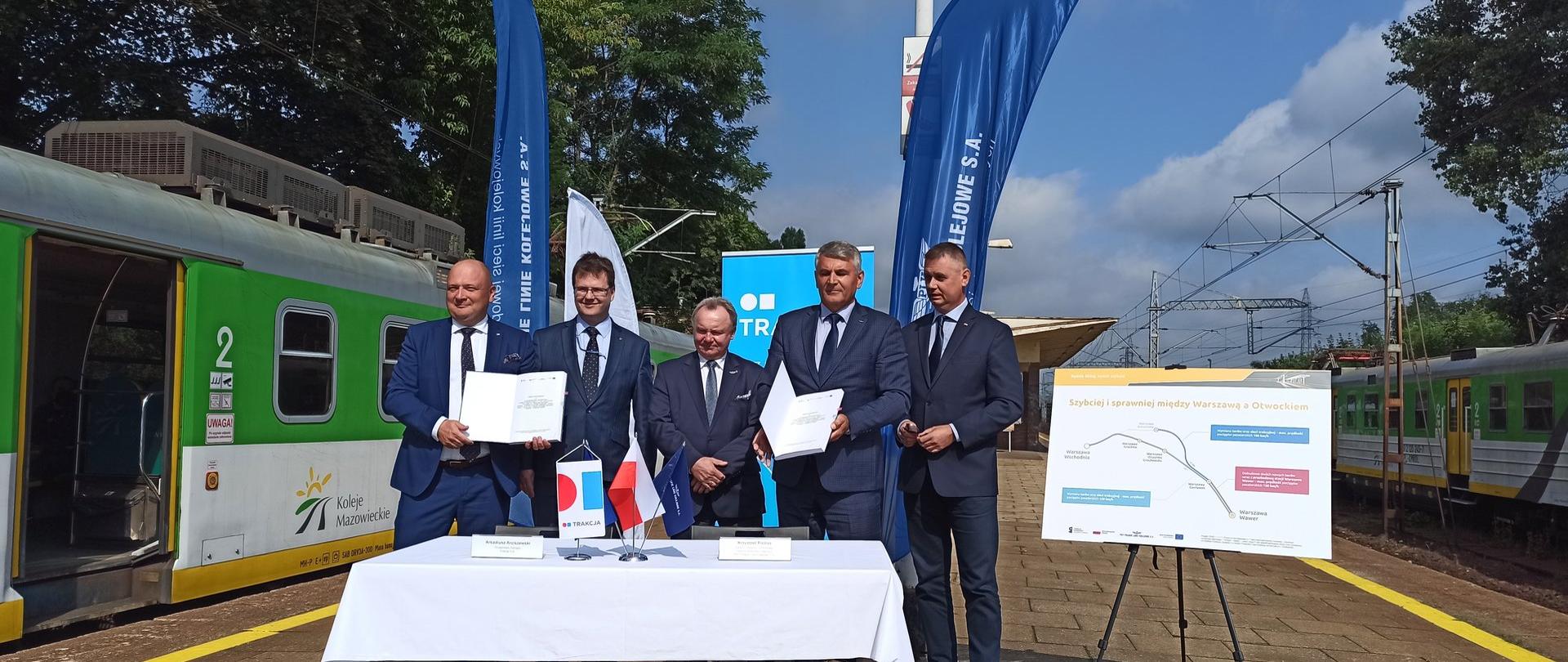Wiceminister infrastruktury Andrzej Bittel wziął udział w podpisaniu umowy na realizację prac na linii kolejowej nr 7 Warszawa Wschodnia Osobowa - Warszawa Wawer