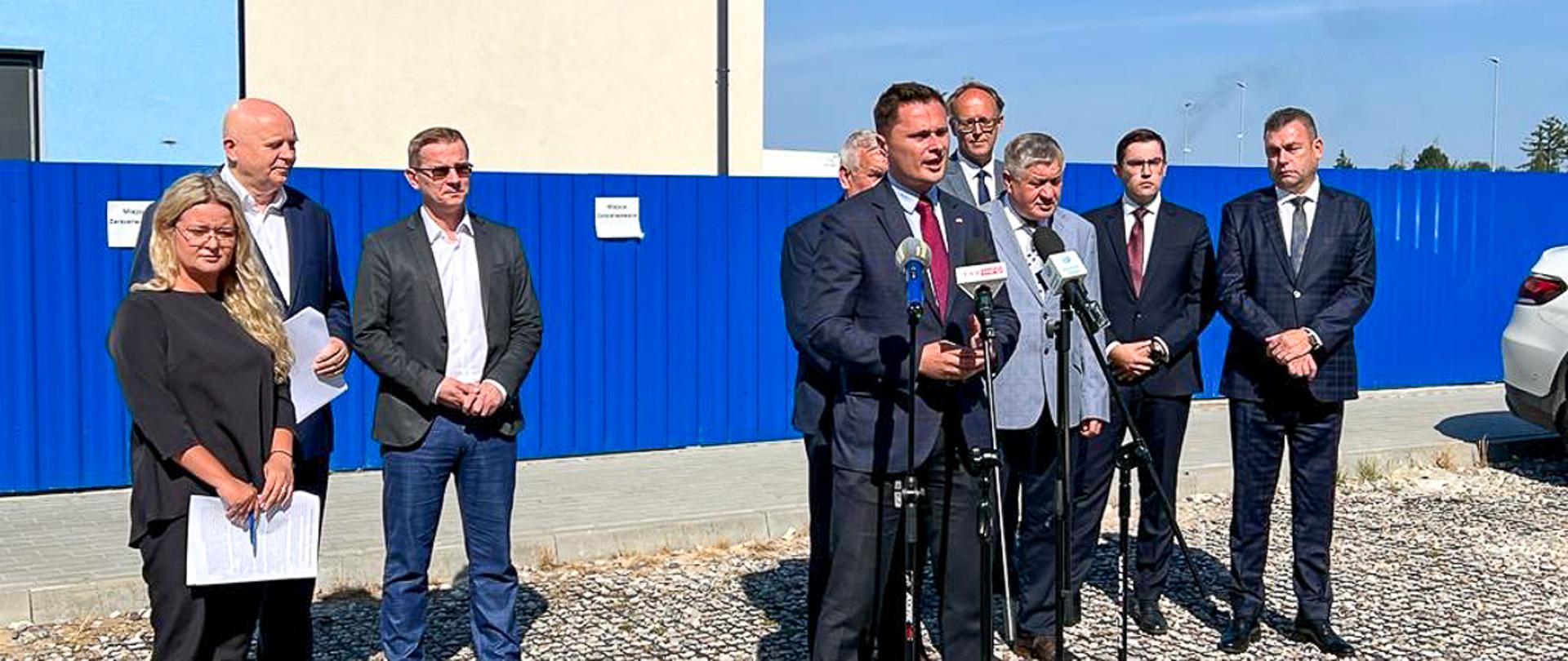 Wiceminister Krzysztof Ciecióra podczas briefingu prasowego (fot. MRiRW)