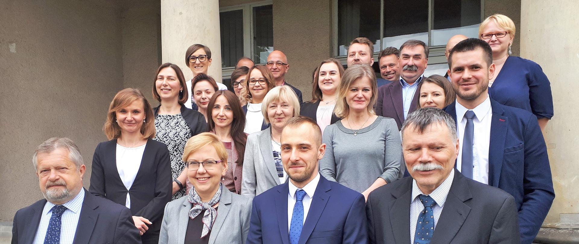 Na zdjęciu uczestnicy spotkania. W pierwszym rzędzie na środku stoi Minister Anna Moskwa oraz nowy dyrektor Piotr Suproń.