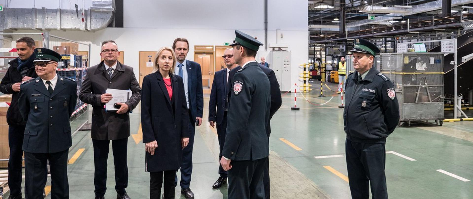 Pani Minister Teresa Czerwińska w otoczeniu funkcjonariuszy celno-skarbowych 