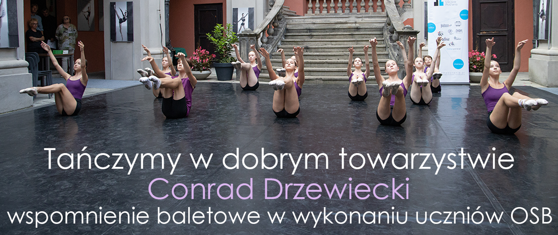 Tancerki i tancerze w trakcie tańca na dziedzińcu szkoły