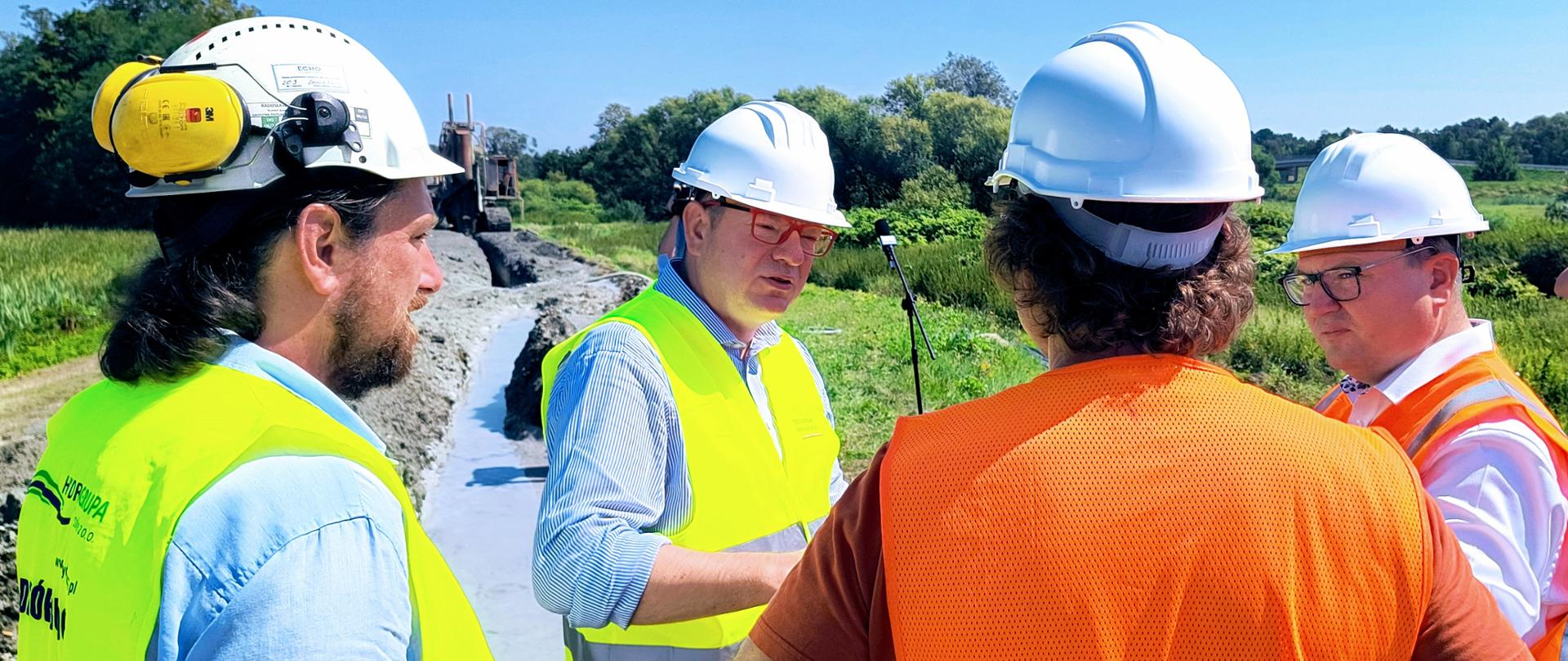 Wiceminister infrastruktury Przemysław Koperski podczas wizyty na terenie jednego z realizowanych przez Wody Polskie w Gliwicach zadań